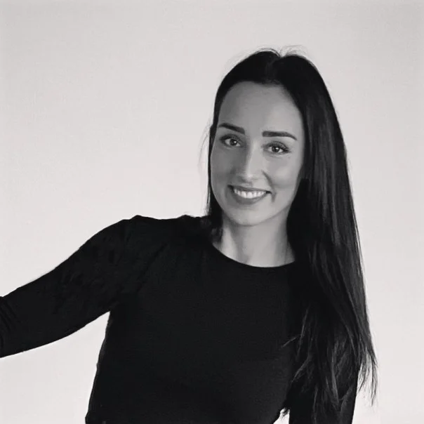 Lauren G. - Hostess