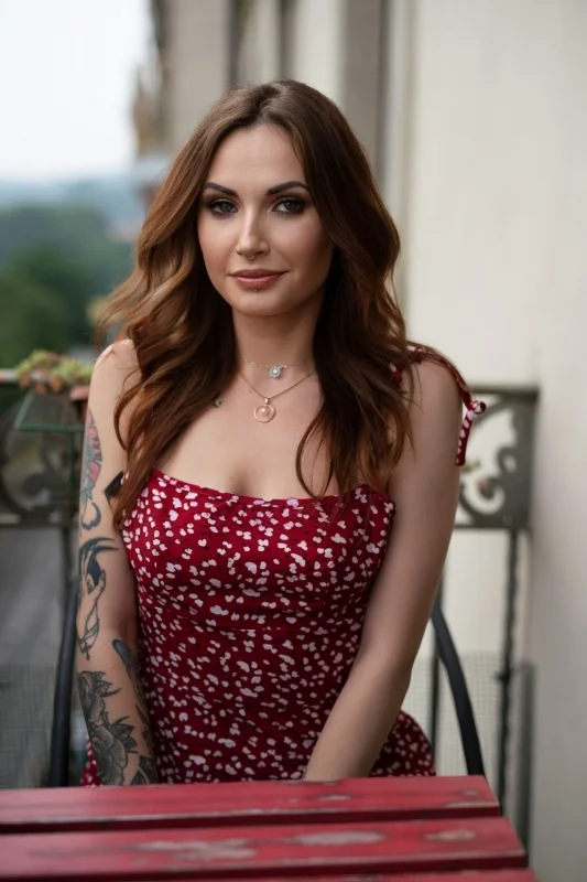 olena s. - Hostess
