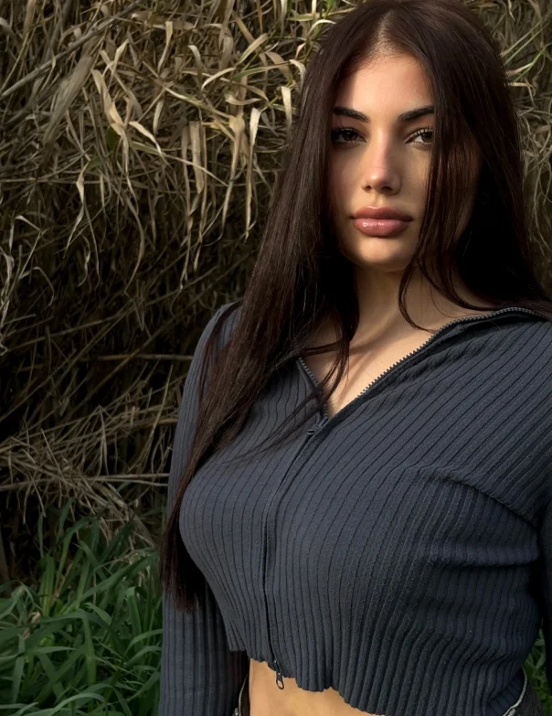 Lucrezia V. - Hostess