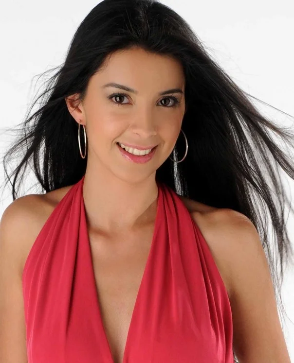 Paola Andrea L. - Hostess