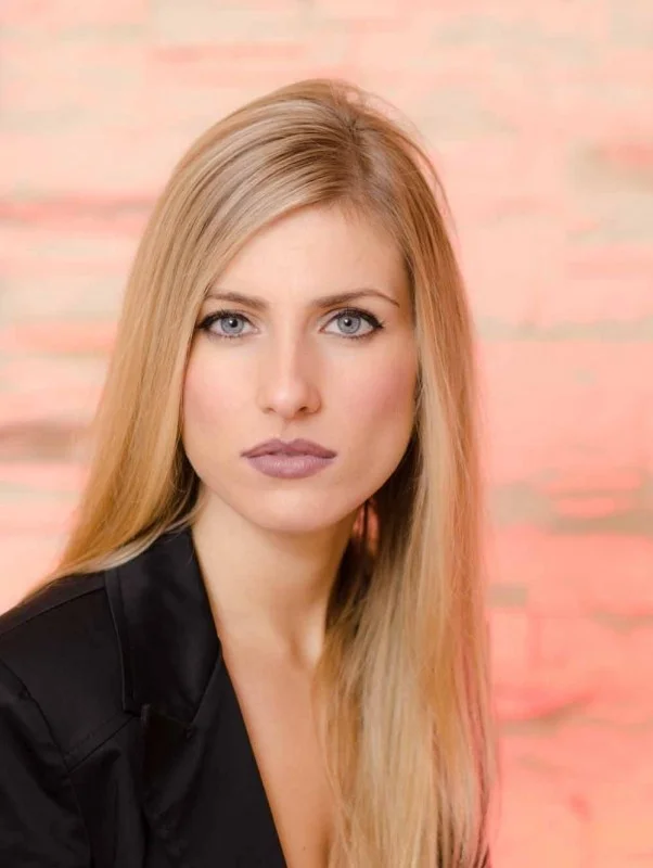Doriana C. - Hostess