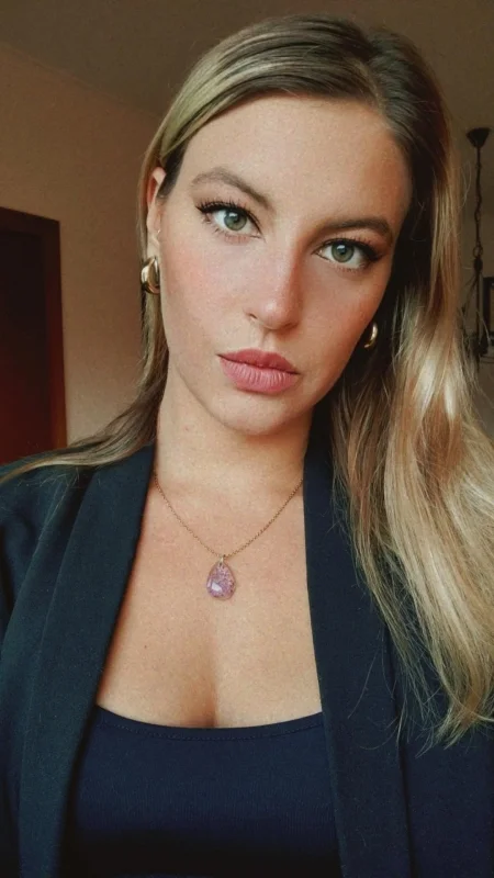 Elena P. - Hostess