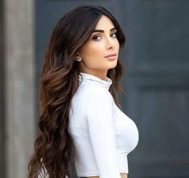 Alessandra C. - Hostess